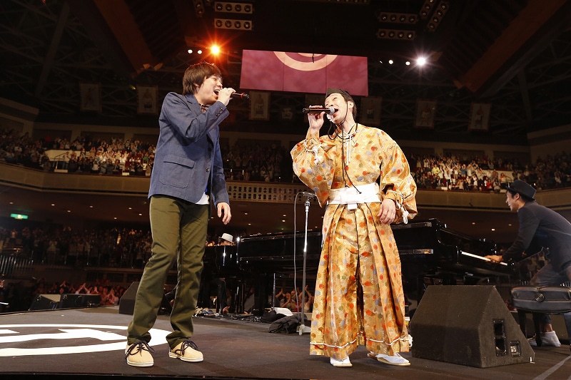 左からスキマスイッチ・大橋卓弥、KAN。