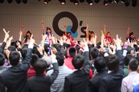 大阪・あべのキューズモールで行われた、たこやきレインボー「『なにわのはにわ』レインボーツアーアンコール」の様子。