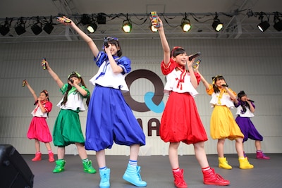 大阪・あべのキューズモールで行われた、たこやきレインボー「『なにわのはにわ』レインボーツアーアンコール」の様子。