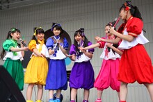 大阪・あべのキューズモールで行われた、たこやきレインボー「『なにわのはにわ』レインボーツアーアンコール」の様子。