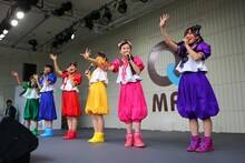 大阪・あべのキューズモールで行われた、たこやきレインボー「『なにわのはにわ』レインボーツアーアンコール」の様子。