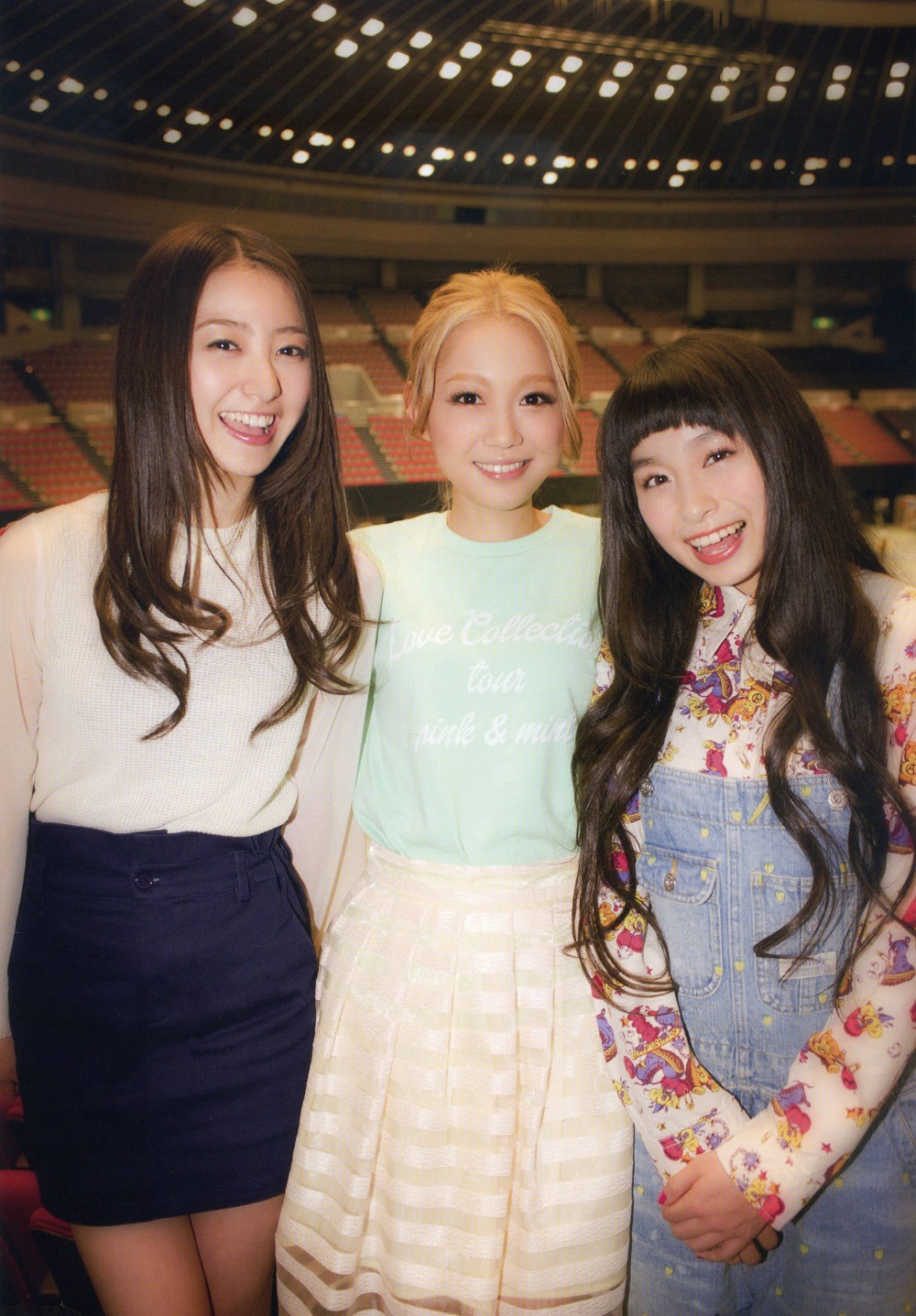 左から高田里穂、西野カナ、トミタ栞。