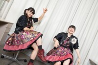 テンションが上がり身振り手振りで説明する星名美怜（左）と真山りか（右）。