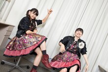 テンションが上がり身振り手振りで説明する星名美怜（左）と真山りか（右）。