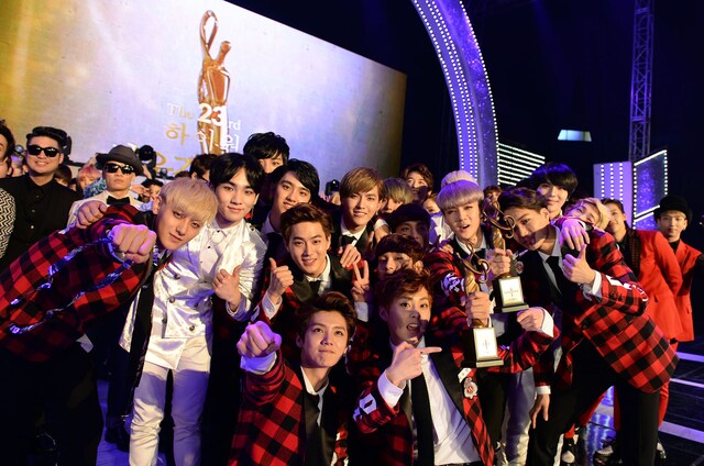 「第23回ソウル歌謡大賞」で大賞を受賞したEXO。(c)Sports Seoul & King Content Co.,Ltd.