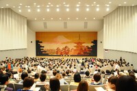 4月13日に山梨・ふじさんホール（旧富士五湖文化センター）で開催されたフジファブリックの上映イベント「Live at 富士五湖文化センター 上映會」の様子。