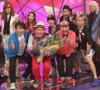 「新堂本兄弟」収録後の記念撮影の様子。