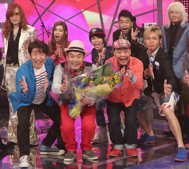 「新堂本兄弟」収録後の記念撮影の様子。