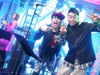 堂本ブラザーズバンドのメンバー。左からTOMOMI（B / SCANDAL）、西川貴教（Cho / T.M.Revolution）、槇原敬之（Cho）。
