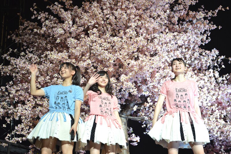 左から瑞季、鈴木裕乃、杏野なつ。