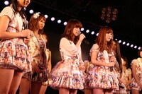 大島優子（中央） (c)AKS