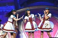 左から松野莉奈、鈴木裕乃、星名美怜。