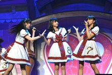 左から松野莉奈、鈴木裕乃、星名美怜。