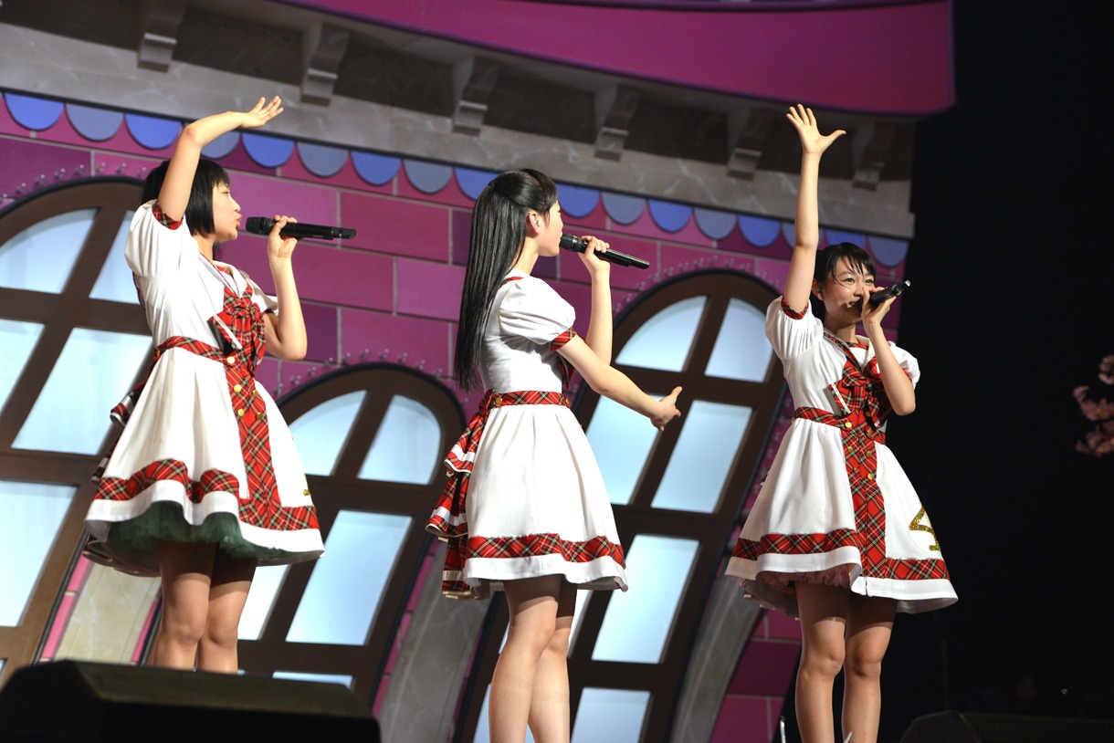「黙っていれば清純派、出席番号4番杏野なつです」とエビ中メンバーとして最後の自己紹介をする杏野なつ。