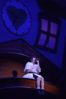 ソロ楽曲「またあえるかな」を歌う安本彩花。