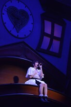 ソロ楽曲「またあえるかな」を歌う安本彩花。