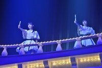 左から松野莉奈、安本彩花。