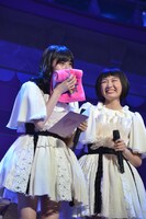 涙をタオルでぬぐう鈴木裕乃（左）を笑顔で見守る柏木ひなた（右）。