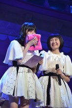 涙をタオルでぬぐう鈴木裕乃（左）を笑顔で見守る柏木ひなた（右）。