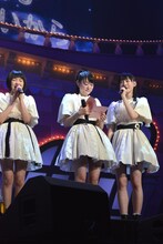 新曲「Dear Dear Dear」の歌詞カードを涙目で見つめる杏野なつ（中央）。