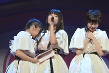 新曲「Dear Dear Dear」のプレゼントに涙を流す瑞季（左）。