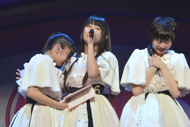 新曲「Dear Dear Dear」のプレゼントに涙を流す瑞季（左）。