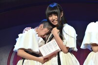 泣きじゃくる瑞季（左）をやさしく抱きしめる廣田あいか（右）。