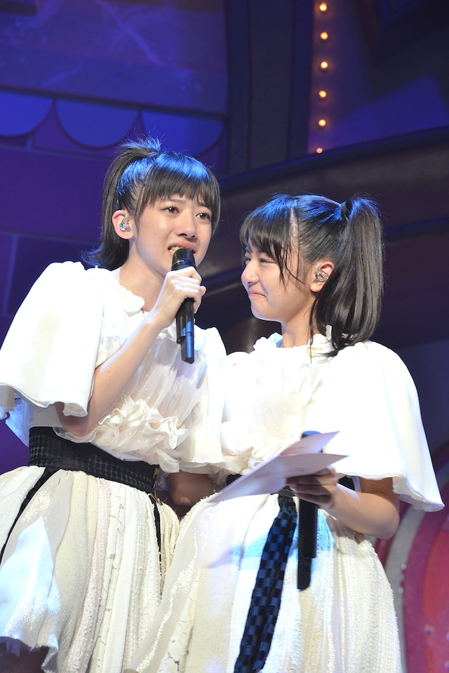 2014年「私立恵比寿中学合同出発式～今、君がここにいる～」の真山りか（左）と瑞季（右）。