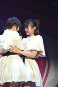 仲良しコンビの安本彩花（左）と杏野なつ（右）。