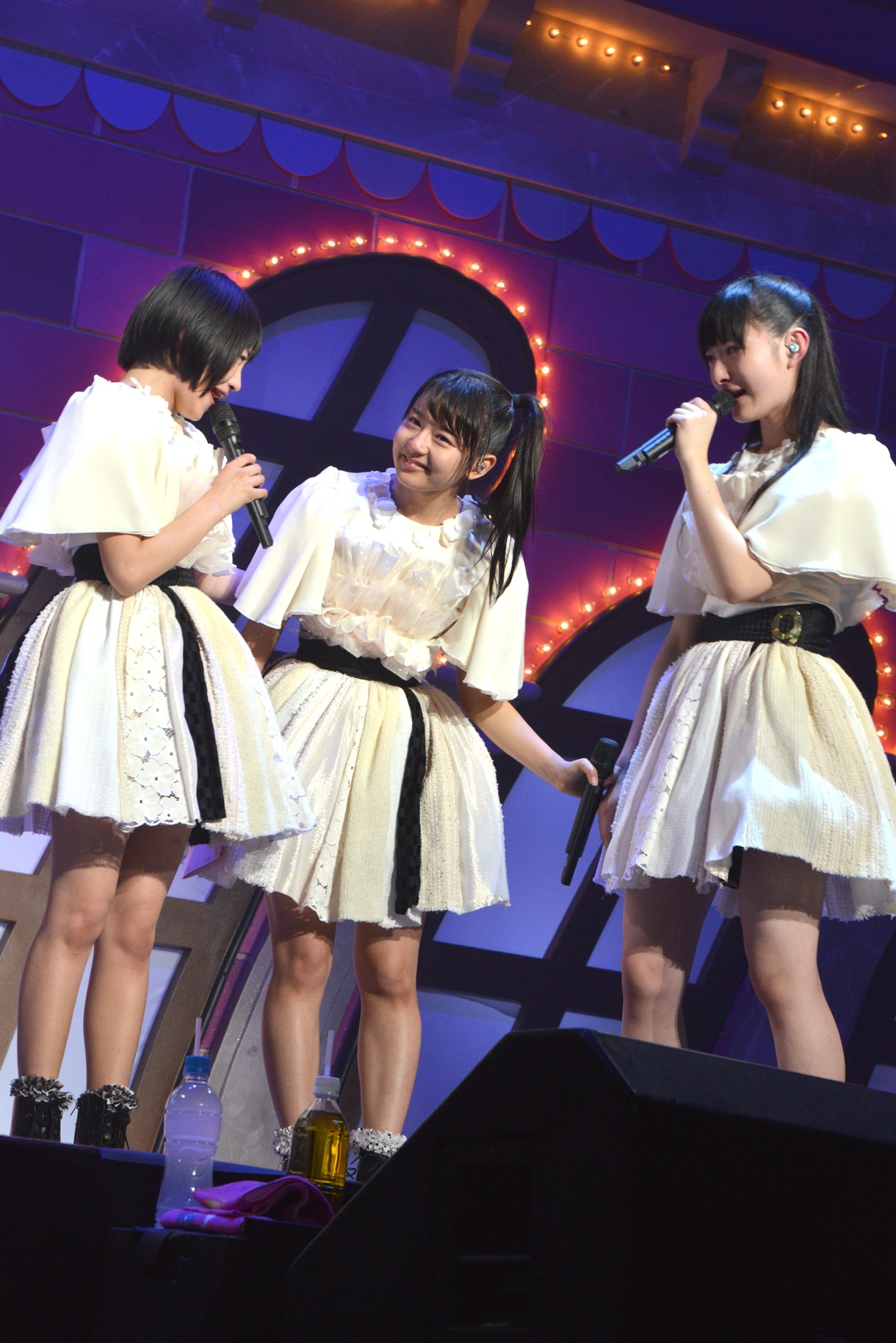 涙を流しながら寄り添い合う柏木ひなた、瑞季、松野莉奈（左から）。