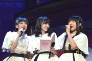 新曲「Dear Dear Dear」のプレゼントに涙する鈴木裕乃（中央）。