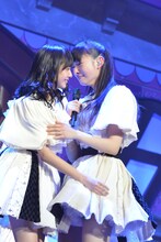 同じタイミングでエビ中に加入した鈴木裕乃（左）と松野莉奈（右）。