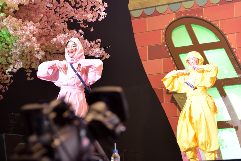 忍者になって登場し会場を沸かせた新メンバー小林歌穂（左）と中山莉子（右）。