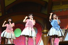 左から鈴木裕乃、杏野なつ、瑞季。