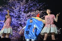 天丼の着ぐるみで登場した中山莉子（中央）。