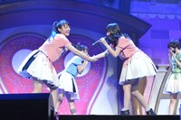 杏野なつ（左）と鈴木裕乃（右）による最後の「仮契約のシンデレラ」オープニング寸劇。