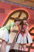 左から安本彩花、鈴木裕乃。