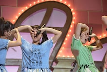 左から真山りか、瑞季、安本彩花。