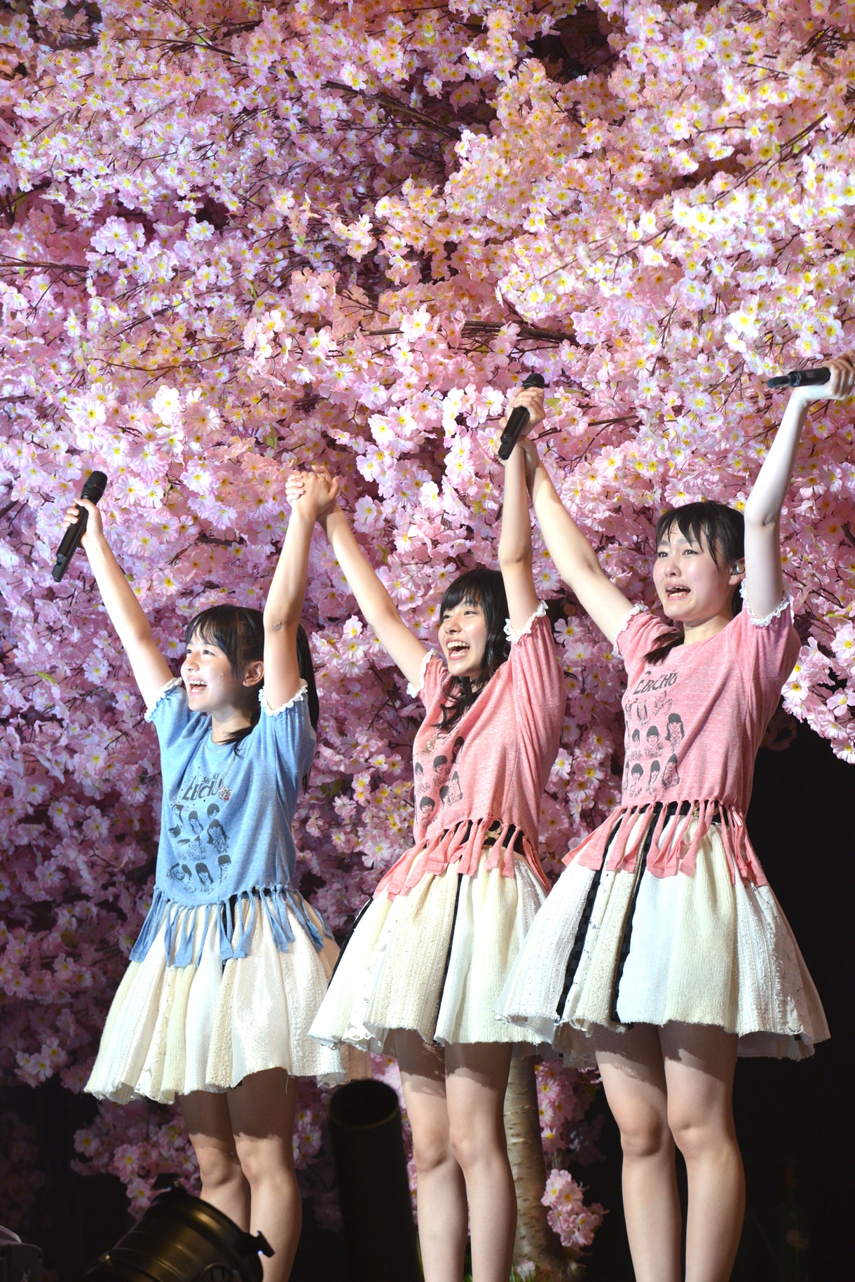 笑顔でステージを去った瑞季、鈴木裕乃、杏野なつ（左から）。