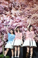 笑顔でステージを去る瑞季、鈴木裕乃、杏野なつ（左から）。