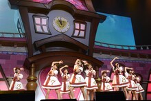 活動初期の衣装を思い出させる衣装で登場した私立恵比寿中学の9人。