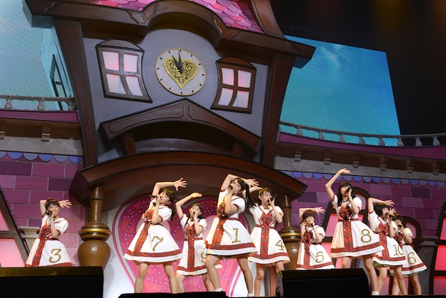 活動初期の衣装を思い出させる衣装で登場した私立恵比寿中学の9人。