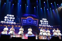 新曲「Dear Dear Dear」を歌う私立恵比寿中学。