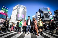 FUNKIST。中央から左に3人目がオガチ（Per）。