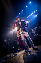 左から桜井和寿、和田唱（Vo, G）。（撮影：松木雄一）