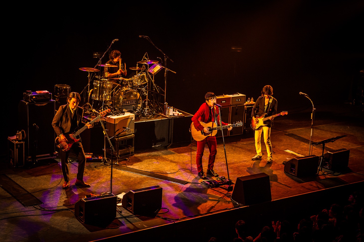 4月12日に行われた「DINOSAUR ROCK'N ROLL 6」でのTRICERATOPSと桜井和寿のコラボステージ。（撮影：松木雄一）