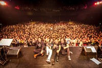 TRICERATOPSと桜井和寿による記念写真。（撮影：松木雄一）