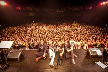 TRICERATOPSと桜井和寿による記念写真。（撮影：松木雄一）