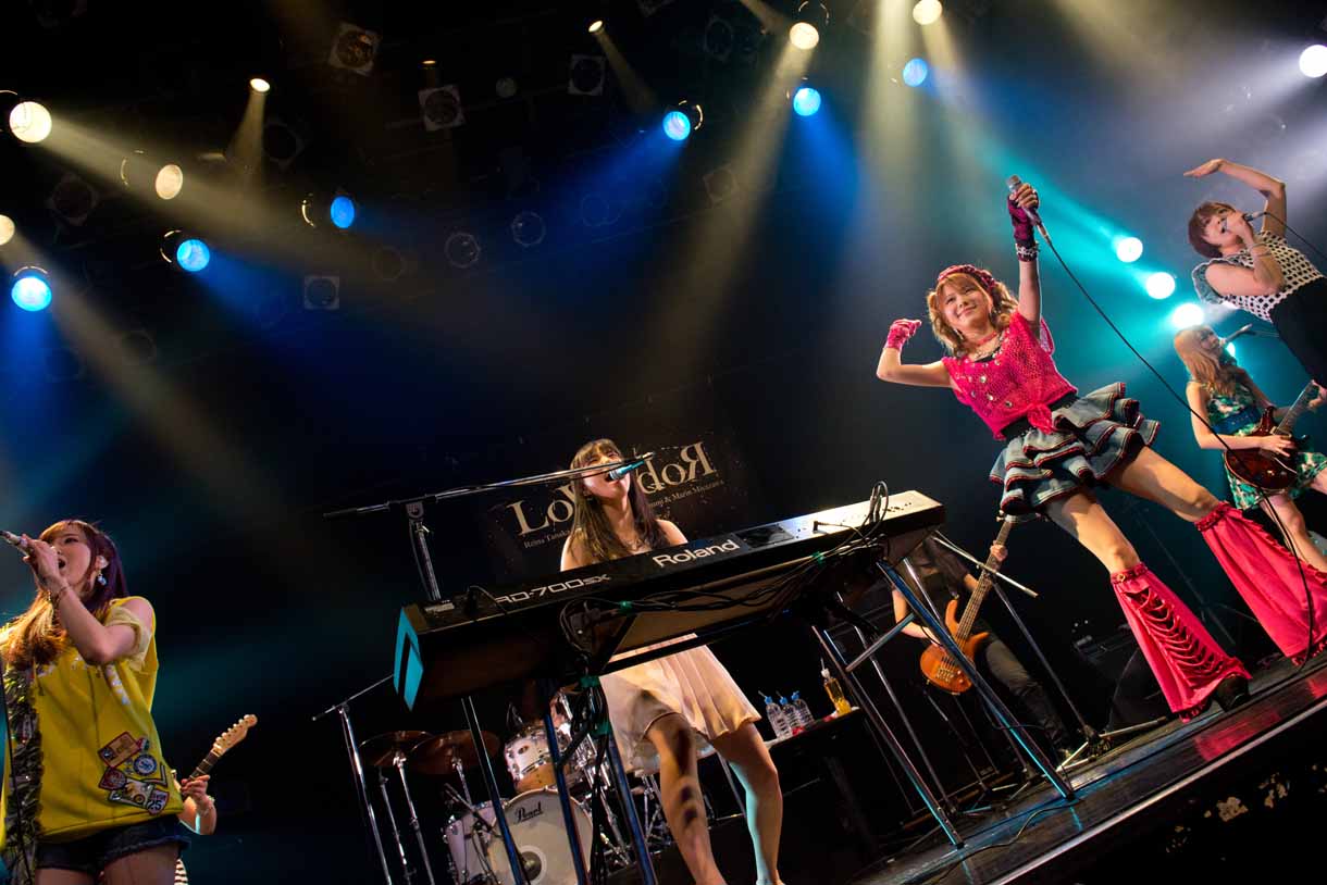 LoVendoЯとBitter＆Sweetによる「雨あがりの夜空に」歌唱の様子。