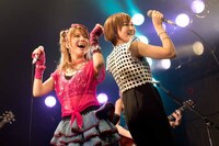 左から田中れいな（Vo）、長谷川萌美。